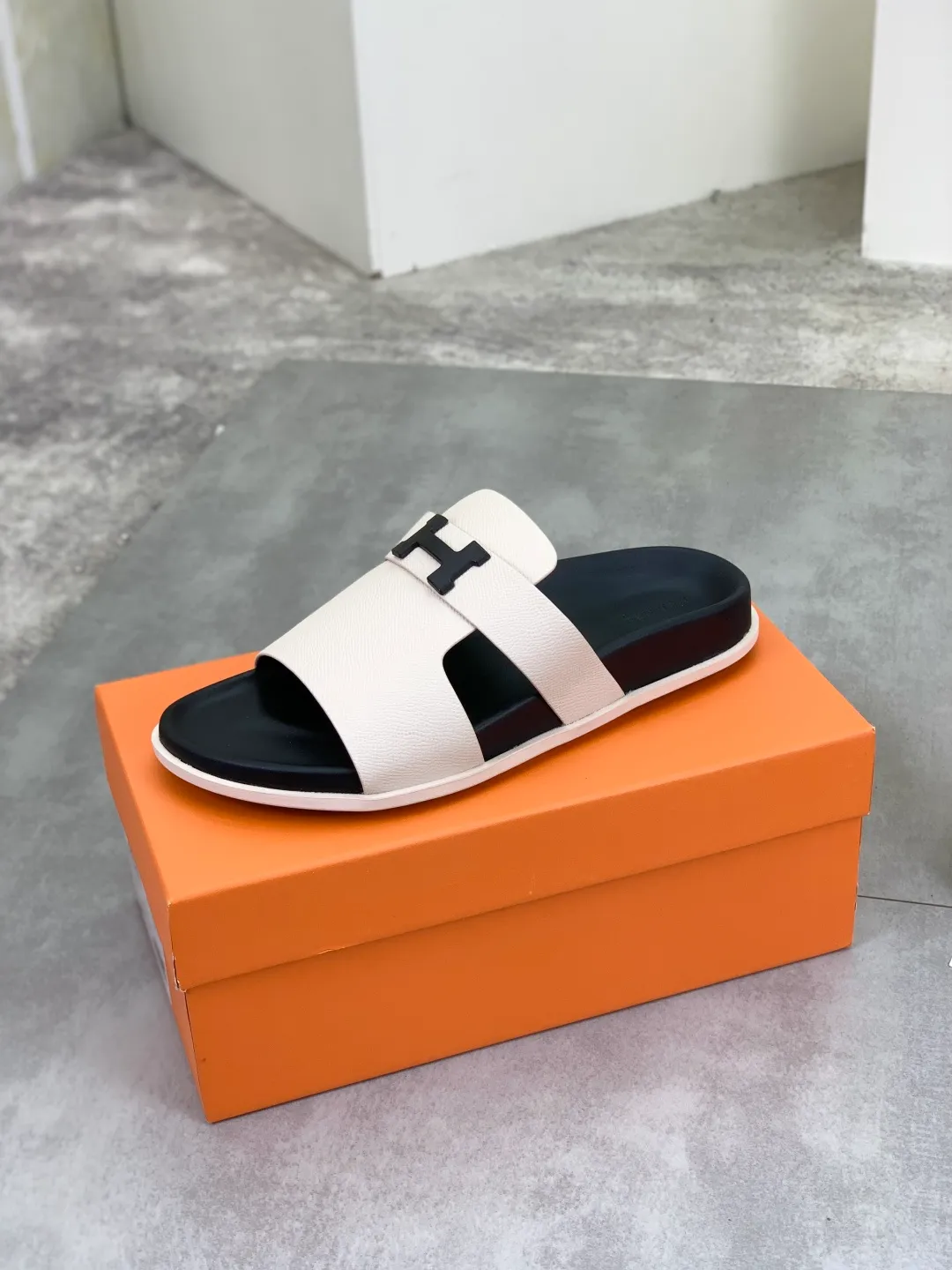 Men's shoes 💰P440 New [HERMES] high-end quality new Hermès slippers, made of imported cross-grain calfskin, wear-resistant and non-slip rubber outsole. Fashionable and elegant code number: 39-44 (38 45 46 customized)
